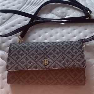 Tommy hilfger wristlist and cross body bag